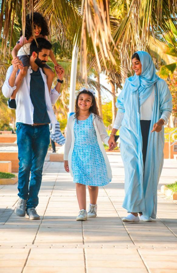 Bay La Sun Hotel And Marina - Emaar King Abdullah Economic City מראה חיצוני תמונה A Bahraini family