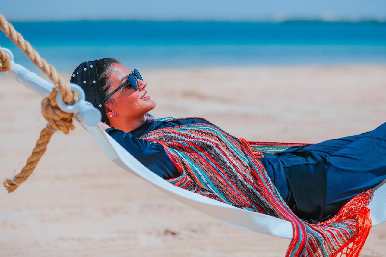 Bay La Sun Hotel And Marina - Emaar King Abdullah Economic City מראה חיצוני תמונה A woman relaxing in a hammock