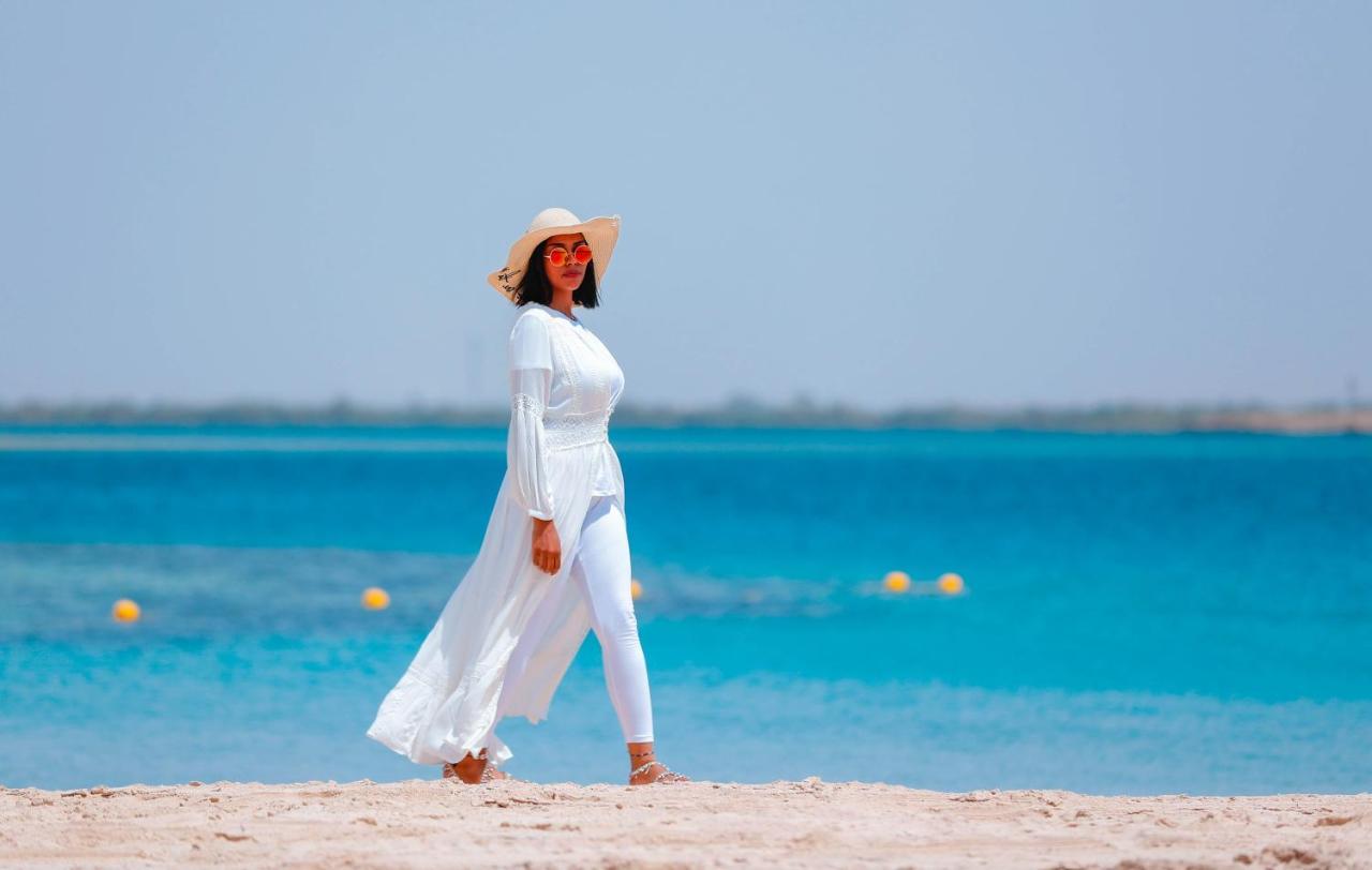 Bay La Sun Hotel And Marina - Emaar King Abdullah Economic City מראה חיצוני תמונה A woman wearing a kaftan