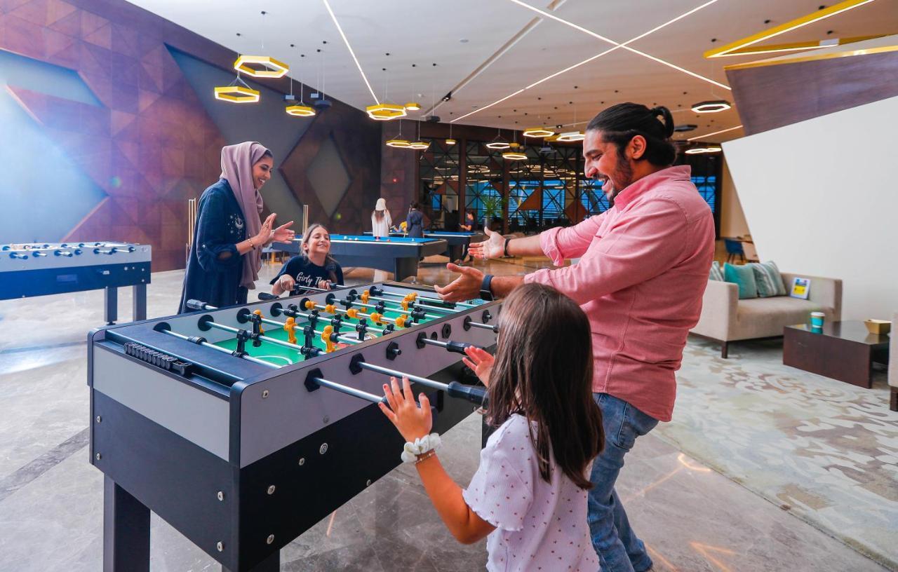 Bay La Sun Hotel And Marina - Emaar King Abdullah Economic City מראה חיצוני תמונה Family playing table football