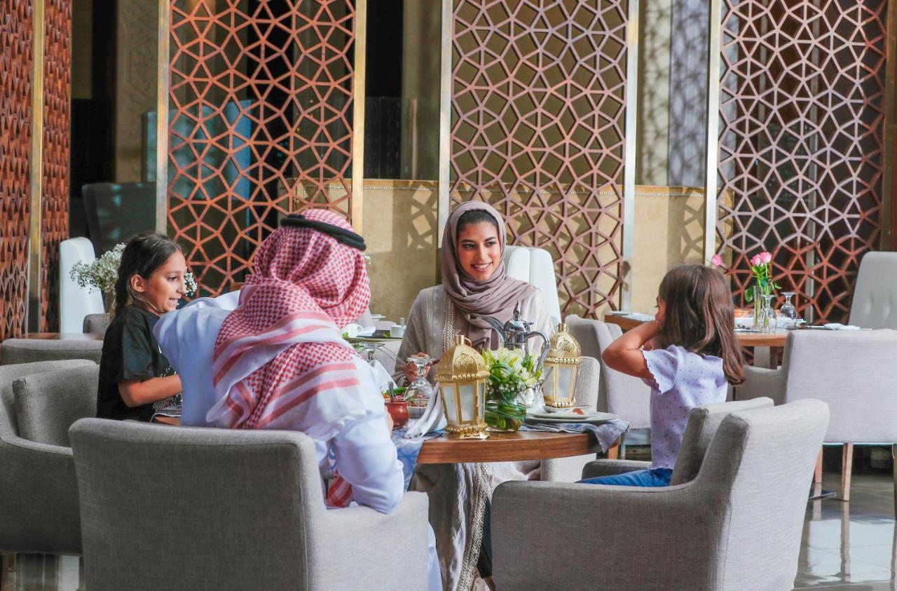 Bay La Sun Hotel And Marina - Emaar King Abdullah Economic City מראה חיצוני תמונה A family at a restaurant in Riyadh