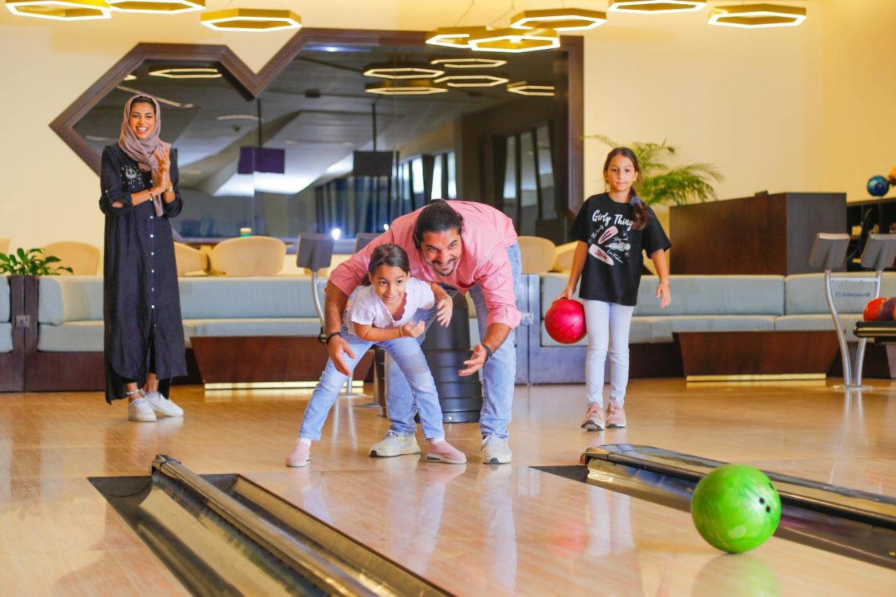 Bay La Sun Hotel And Marina - Emaar King Abdullah Economic City מראה חיצוני תמונה Family at the bowling alley