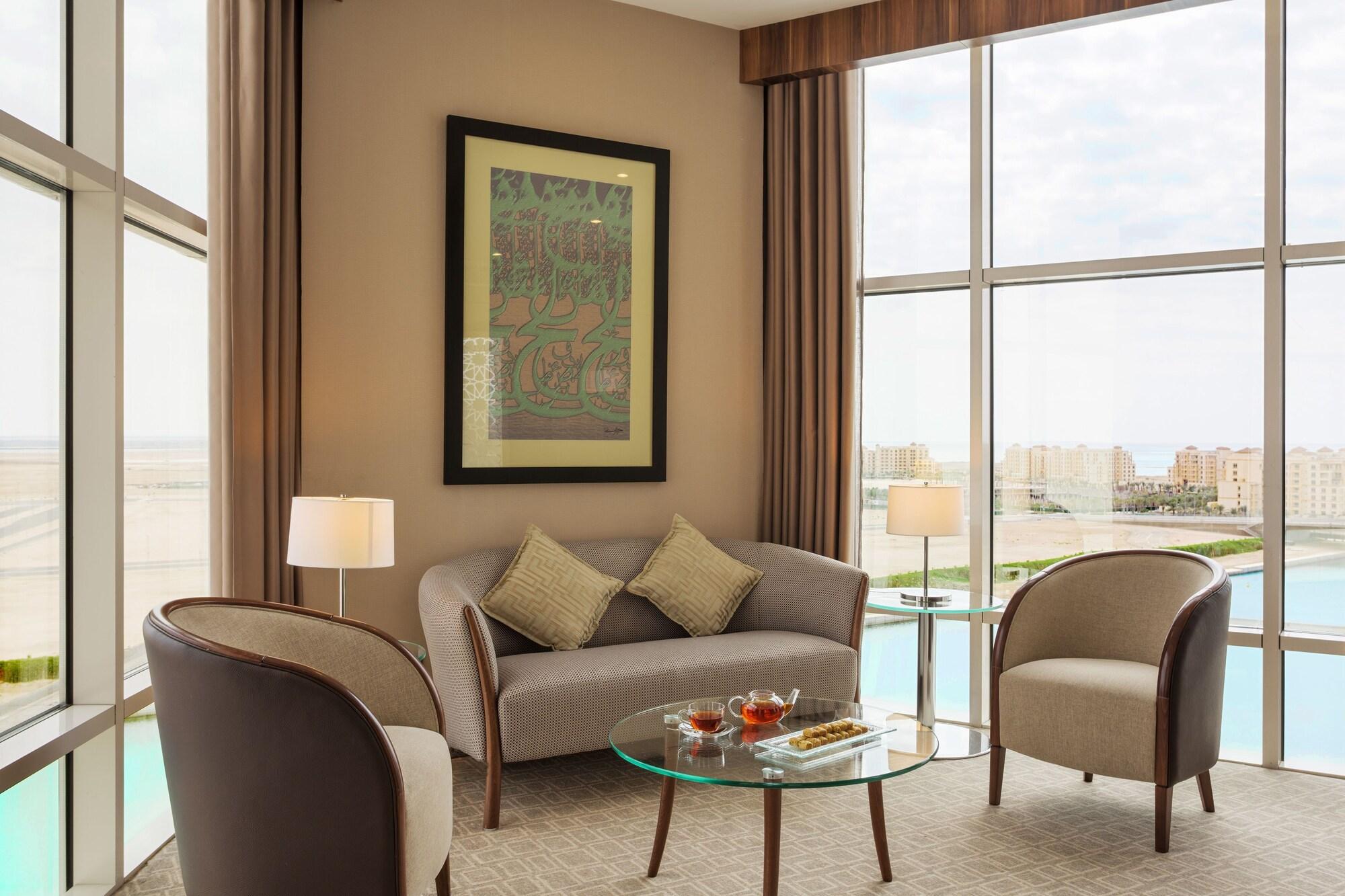 Bay La Sun Hotel And Marina - Emaar King Abdullah Economic City מראה חיצוני תמונה A living room in a suite at the hotel