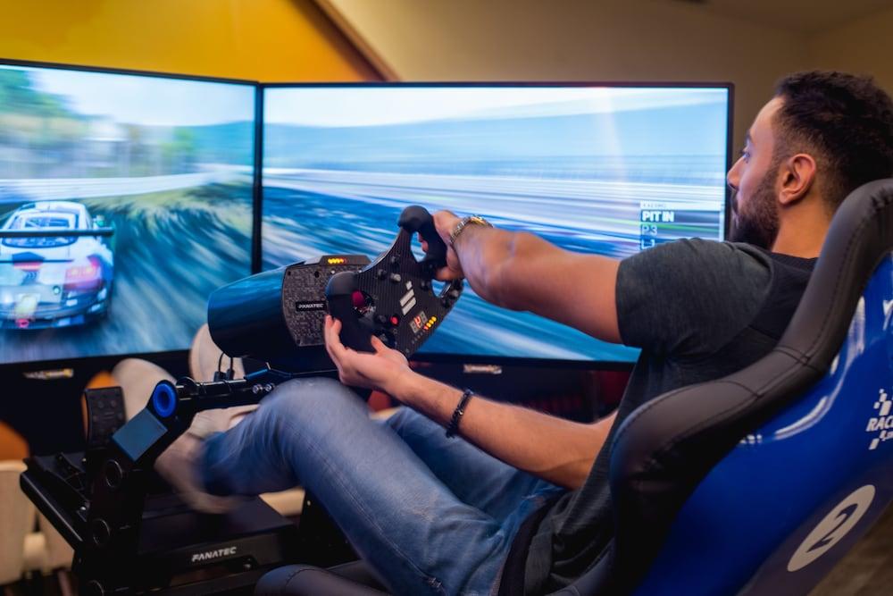Bay La Sun Hotel And Marina - Emaar King Abdullah Economic City מראה חיצוני תמונה A racing game player using a steering wheel