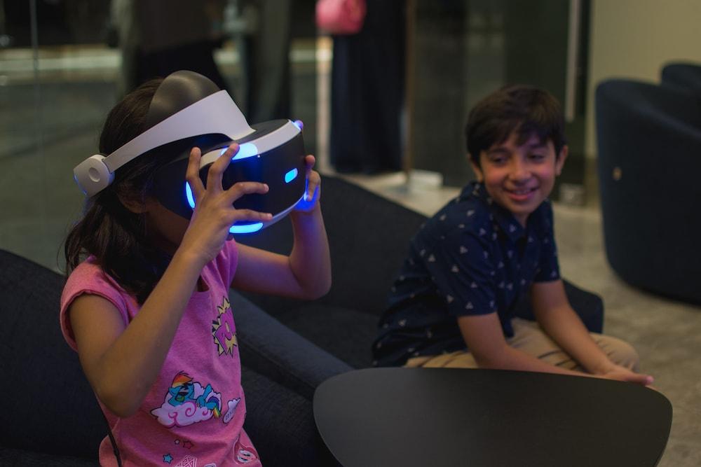 Bay La Sun Hotel And Marina - Emaar King Abdullah Economic City מראה חיצוני תמונה A child wearing a PlayStation VR headset