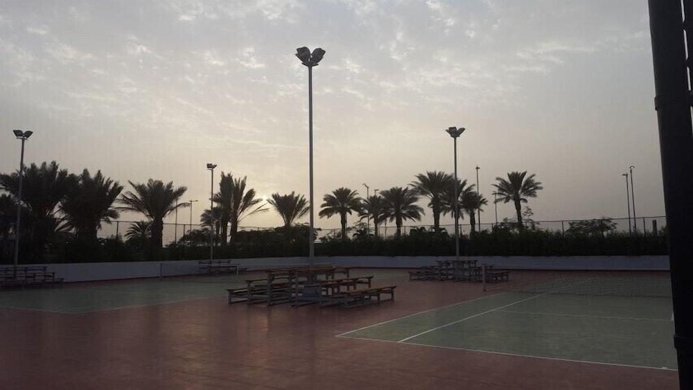 Bay La Sun Hotel And Marina - Emaar King Abdullah Economic City מראה חיצוני תמונה Tennis courts at the Al-Shaab Sports Club