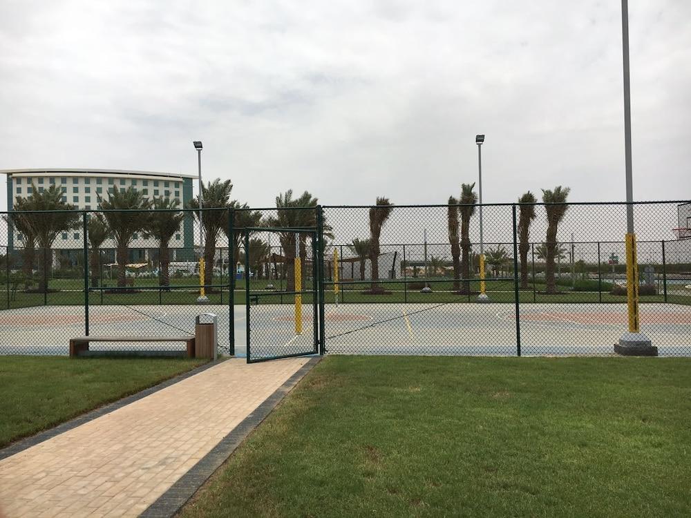 Bay La Sun Hotel And Marina - Emaar King Abdullah Economic City מראה חיצוני תמונה Tennis courts at the park