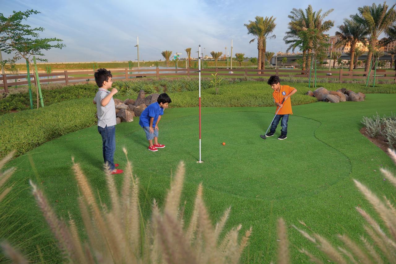 Bay La Sun Hotel And Marina - Emaar King Abdullah Economic City מראה חיצוני תמונה Golf putting green at Al Forsan National Club